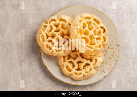 Kembang Goyang oder Shaking Blume, typisch indonesischer hausgemachter knuspriger gebratener Snack in Blumenform und typisch für Betawi Snack. Stockfoto