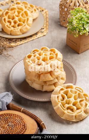 Kembang Goyang oder Shaking Blume, typisch indonesischer hausgemachter knuspriger gebratener Snack in Blumenform und typisch für Betawi Snack. Stockfoto