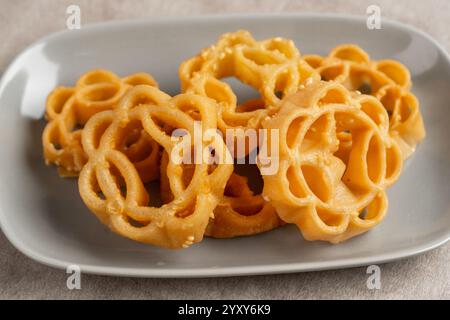 Kembang Goyang oder Shaking Blume, typisch indonesischer hausgemachter knuspriger gebratener Snack in Blumenform und typisch für Betawi Snack. Stockfoto