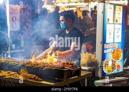 Satay Street, Lau Pa Sat in Singapur: Ein historisches Wahrzeichen, das sich in eine lebhafte Night Food Street verwandelt hat, berühmt für ihre Satay Stände und Hawker-Gerichte Stockfoto