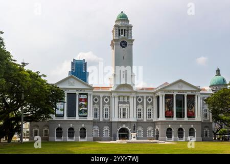 Victoria Theatre und Concert Hall mit Statue of Stamford Raffles, Empress Place, Singapur. Foto: David Rowland / One-Image.com Stockfoto