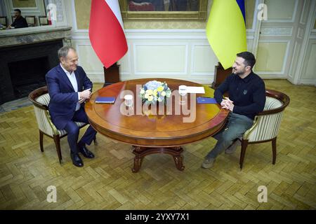 Lviv, Ukraine. Dezember 2024. Das Foto zeigt, wie sich der ukrainische Präsident Wolodymyr Zelenski und der polnische Premierminister Donald Tusk am 17. Dezember 2024 in Lemberg, Ukraine, treffen. Foto des ukrainischen Ratsvorsitzes über ABACAPRESS. COM Credit: Abaca Press/Alamy Live News Stockfoto