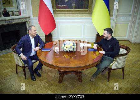 Lviv, Ukraine. Dezember 2024. Das Foto zeigt, wie sich der ukrainische Präsident Wolodymyr Zelenski und der polnische Premierminister Donald Tusk am 17. Dezember 2024 in Lemberg, Ukraine, treffen. Foto des ukrainischen Ratsvorsitzes über ABACAPRESS. COM Credit: Abaca Press/Alamy Live News Stockfoto