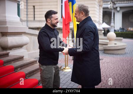 Lviv, Ukraine. Dezember 2024. Das Foto zeigt, wie der ukrainische Präsident Wolodymyr Zelensky den polnischen Premierminister Donald Tusk vor seinem Treffen am 17. Dezember 2024 in Lemberg begrüßt. Foto des ukrainischen Ratsvorsitzes über ABACAPRESS. COM Credit: Abaca Press/Alamy Live News Stockfoto