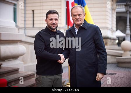 Lviv, Ukraine. Dezember 2024. Das Foto zeigt, wie der ukrainische Präsident Wolodymyr Zelensky den polnischen Premierminister Donald Tusk vor seinem Treffen am 17. Dezember 2024 in Lemberg begrüßt. Foto des ukrainischen Ratsvorsitzes über ABACAPRESS. COM Credit: Abaca Press/Alamy Live News Stockfoto