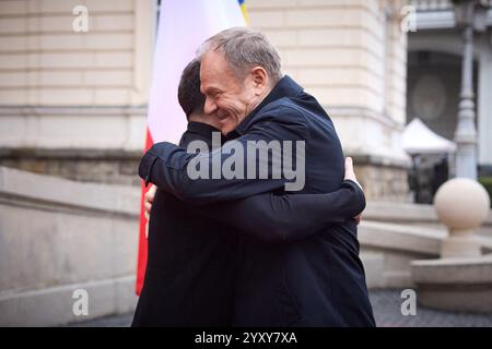 Lviv, Ukraine. Dezember 2024. Das Foto zeigt, wie der ukrainische Präsident Wolodymyr Zelensky den polnischen Premierminister Donald Tusk vor seinem Treffen am 17. Dezember 2024 in Lemberg begrüßt. Foto des ukrainischen Ratsvorsitzes über ABACAPRESS. COM Credit: Abaca Press/Alamy Live News Stockfoto