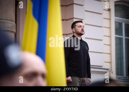 Lviv, Ukraine. Dezember 2024. Das Foto zeigt, wie der ukrainische Präsident Wolodymyr Zelenski am 17. Dezember 2024 in Lemberg, Ukraine, den polnischen Premierminister zu einem Treffen erwartet. Foto des ukrainischen Ratsvorsitzes über ABACAPRESS. COM Credit: Abaca Press/Alamy Live News Stockfoto