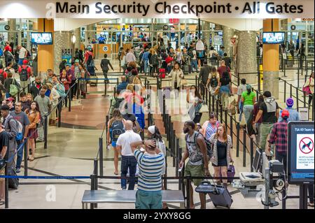 Eine Schlange von Flugreisenden wartet auf den Main Security Checkpoint am Hartsfield-Jackson Atlanta International Airport in Atlanta, GA. Stockfoto