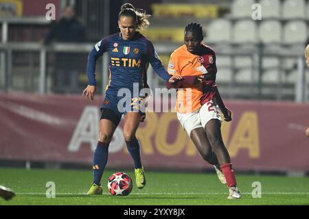 Rom, Italien. Dezember 2024. Frederikke Thøgersen von A.S. Roma Femminile und Hapsatou Malado Diallo von Galatasaray A.Ş in Aktion während der Gruppe A - Tag 6 - UEFA Women's Champions League 2023/24 zwischen A.S. Roma und Galatasaray A.Ş im Tre Fontane Stadium am 17. Dezember 2024 in Rom. Quelle: Domenico Cippitelli/Alamy Live News Stockfoto