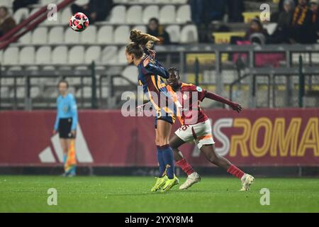 Rom, Italien. Dezember 2024. Frederikke Thøgersen von A.S. Roma Femminile und Hapsatou Malado Diallo von Galatasaray A.Ş in Aktion während der Gruppe A - Tag 6 - UEFA Women's Champions League 2023/24 zwischen A.S. Roma und Galatasaray A.Ş im Tre Fontane Stadium am 17. Dezember 2024 in Rom. Quelle: Domenico Cippitelli/Alamy Live News Stockfoto