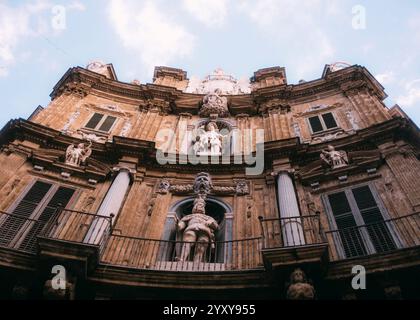 Palermo, Sizilien, 22.11.2024: Quattro Canti, Palermo, die pulsierende Hauptstadt Siziliens, ist ein Ort, an dem Geschichte und modernes Leben mühelos verschmelzen. Strol Stockfoto