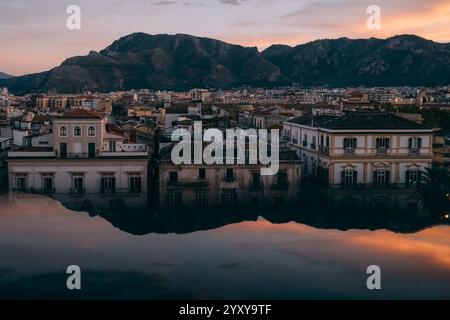 Palermo, Sizilien, 23.11.2024: Blick auf die Stadt Palermo, die pulsierende Hauptstadt Siziliens, ist ein Ort, an dem Geschichte und modernes Leben mühelos verschmelzen. Stockfoto