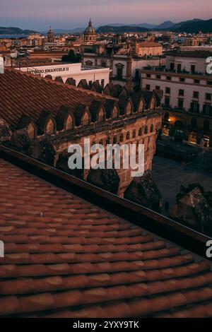 Palermo, Sizilien, 23.11.2024: Blick auf die Stadt Palermo, die pulsierende Hauptstadt Siziliens, ist ein Ort, an dem Geschichte und modernes Leben mühelos verschmelzen. Stockfoto