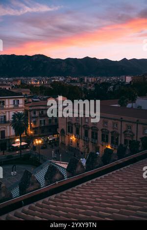 Palermo, Sizilien, 23.11.2024: Blick auf die Stadt Palermo, die pulsierende Hauptstadt Siziliens, ist ein Ort, an dem Geschichte und modernes Leben mühelos verschmelzen. Stockfoto