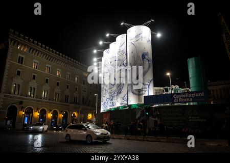 Rom, Italien. Dezember 2024. Das künstlerische Projekt „Murales Contemporary Art in the Metro“ findet am 17. Dezember 2024 auf der Baustelle der Metro C auf der Piazza Venezia statt, wo das erste Werk „Constellations of Rome“ des Künstlers Pietro Ruffo in Rom, Italien, enthüllt wird. (Foto: Andrea Ronchini/NurPhoto) Credit: NurPhoto SRL/Alamy Live News Stockfoto