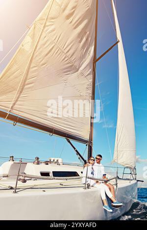 Meer, Entspannung und Paare auf dem Boot für Hochzeitstag, Urlaub oder Urlaub mit Liebe oder Abenteuer in Griechenland. Luxus, Kreuzfahrt und Leute auf einer Yacht im Ozean nach Stockfoto