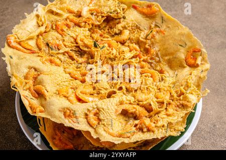 Rempeyek Prawn oder Peyek Udang ist ein frittierter herzhafter indonesischer javanischer Cracker. Stockfoto