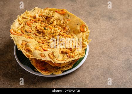 Rempeyek Prawn oder Peyek Udang ist ein frittierter herzhafter indonesischer javanischer Cracker. Stockfoto