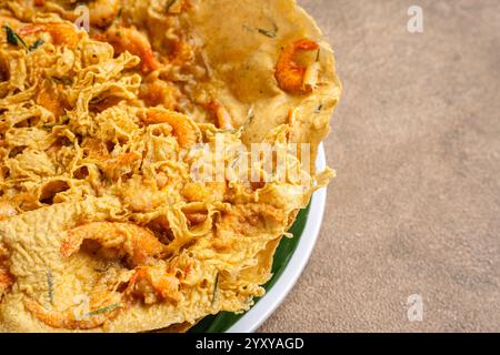 Rempeyek Prawn oder Peyek Udang ist ein frittierter herzhafter indonesischer javanischer Cracker. Stockfoto