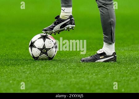 Mailand, Italien. Dezember 2024. Offizieller Ball während des UEFA Champions League-Fußballspiels zwischen AC Milan und Crvena Zvezda im San Siro Stadion in Mailand, Norditalien - Mittwoch, 11. Dezember 2024. Sport - Fußball . (Foto: Spada/LaPresse) Credit: LaPresse/Alamy Live News Stockfoto