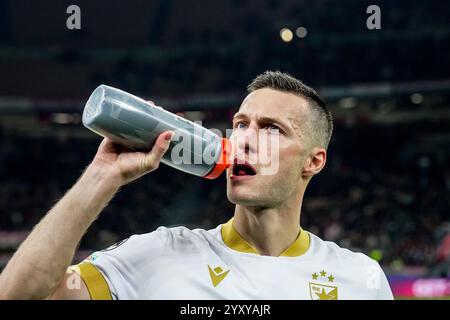 Mailand, Italien. Dezember 2024. Uros Spajic von Red Star während des Fußballspiels der UEFA Champions League zwischen AC Milan und Crvena Zvezda im San Siro Stadion in Mailand, Norditalien - Mittwoch, 11. Dezember 2024. Sport - Fußball . (Foto: Spada/LaPresse) Credit: LaPresse/Alamy Live News Stockfoto