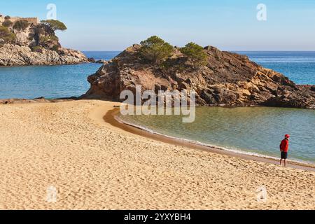 Costa brava Sandstrand bei Sonnenuntergang in Pals. Girona, Katalonien. Stockfoto