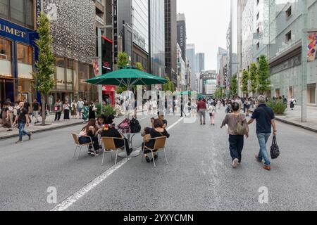 Die Hauptstraße in Ginza ist am Wochenende für den Verkehr gesperrt und wird zu einer Fußgängerzone, Tokio, Japan, Asien. Stockfoto