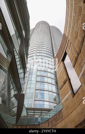 Blick auf den Mori Tower vom Roppongi Hills Mori Tower, Tokio, Japan, Asien. Stockfoto