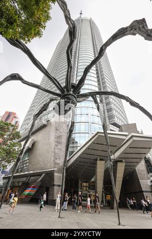 Maman Spinnenskulptur und Mori Tower in Roppongi Hills, Tokio, Japan, Asien. Stockfoto