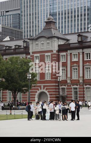 Große Gruppe von Menschen auf dem Marunouchi-Platz vor dem Südeingang des Bahnhofs Tokio im Geschäftsviertel Marunouchi, Tokio, Japan, ASI Stockfoto