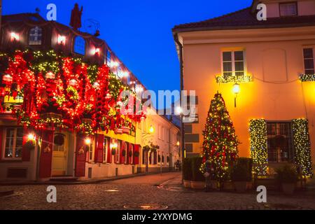 Vilnius, Litauen - 30. november 2024: Wundervolle kreative Weihnachtsdekoration auf der berühmten Stikliai-Straße in der Altstadt von Vilnius. Weihnachtsdekoration Stockfoto