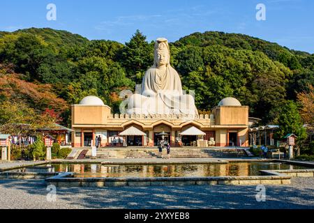 Statue von Ryozen Kannon Buddha, Göttin der Barmherzigkeit, im Ryozen Kannon Tempel, Gedenkstätte zu Ehren aller Opfer des Pazifikkriegs, im historischen Viertel Gion Stockfoto