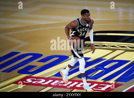 Las Vegas, USA. Dezember 2024. Giannis Antetokounmpo von Milwaukee Bucks tritt beim Finale des NBA Cup 2024 zwischen Milwaukee Bucks und Oklahoma City Thunder in Las Vegas, USA, am 17. Dezember 2024 ein. Quelle: Wu Xiaoling/Xinhua/Alamy Live News Stockfoto