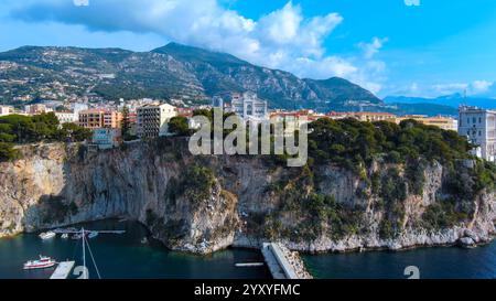 Atemberaubende Luftaufnahme von Monacos zerklüfteten Klippen, historischer Architektur, üppigem Grün und türkisfarbenem Mittelmeer. Perfekt für Reisen, Natu Stockfoto
