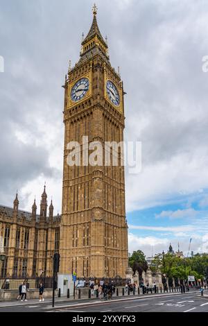 London, England - 8. September. 2024: Blick auf die Straße mit dem Big Ben Tower in London mit Menschen Stockfoto