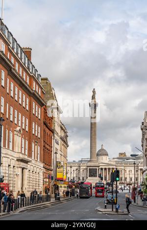 London, England - September 8,2024: Straßenblick in der Whitehall Street am Sonntagmorgen Stockfoto