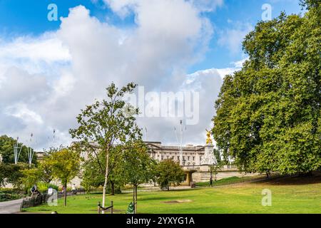 London, England – September 8,2024: Der Park am Buckingham Palace in London, Hauptquartier des Monarchen des Vereinigten Königreichs. Westminster Stockfoto