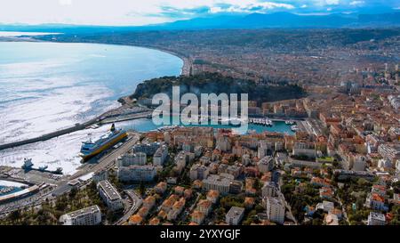 Atemberaubendes Luftbild des Hafens von Nizza mit farbenfroher Stadtarchitektur, Luxusyachten und türkisfarbener Küste. Perfekt für Reisen und Küsten. Stockfoto