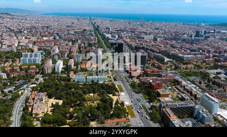 Atemberaubende Aussicht auf Barcelona aus der Vogelperspektive mit seiner berühmten urbanen Landschaft, den Grünflächen und der Mittelmeerküste. Perfekt für Reisen und Architektur Stockfoto
