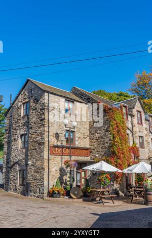 Pitlochry, Schottland - 12. September 2024: Straßenblick von der Hauptstraße Pitlochry in Schottland mit Restaurant Stockfoto