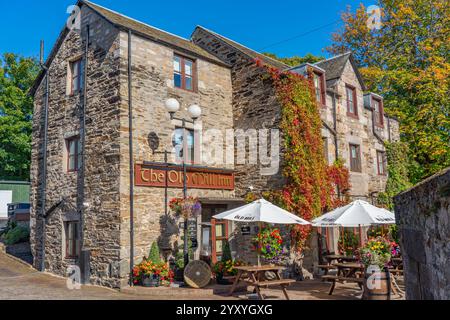 Pitlochry, Schottland - 12. September 2024: Straßenblick von der Hauptstraße Pitlochry in Schottland mit Restaurant Stockfoto