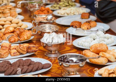 Traditionelle türkische Desserts oder lokale Küche kulturelle Stammesessen auf dem Tisch für Gäste, die essen und leckere Getränke im Restaurant probieren Stockfoto