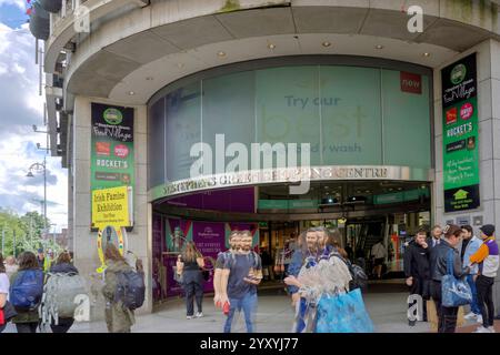 Dublin, Irland - 14. Juni 2024: Eintritt zum Einkaufszentrum St Stephens Green mit Schildern und zahlreichen Fußgängern Stockfoto