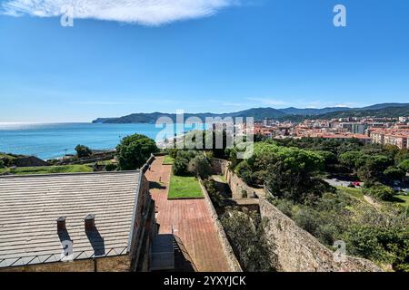 Die Festung Priamar in Savona, Italien, mit ihren alten Steinmauern und einem Panoramablick auf den Hafen und die Stadt, unter einem hellblauen Himmel. Konzept: Kis Stockfoto