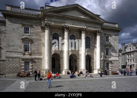 Dublin, Irland - 14. Juni 2024: Blick auf das Äußere der Trinity College Chapel mit zahlreichen Touristen Stockfoto