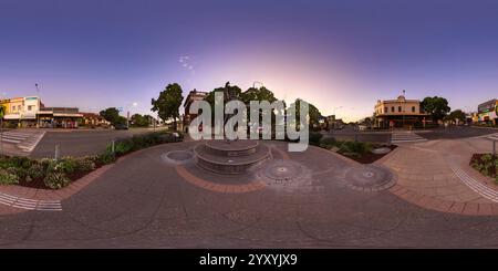 360 Grad Panorama Ansicht von 360°-Panorama der Statue von Sir Henry Parkes, Premierminister der Kolonie von New South Wales, bekannt als „Vater der Föderation“ in Parkes, NSW, Australien