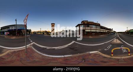 360 Grad Panorama Ansicht von Das Bild zeigt einen Panoramablick auf das Imperial Hotel und das war Memorial aus dem Jahr 360 in Coonabarabran, New South Wales, Australien.