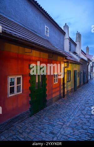 Goldene Gasse in der Prager Burg, lange Reihe kleiner Häuser, Prag, Tschechische Republik Stockfoto