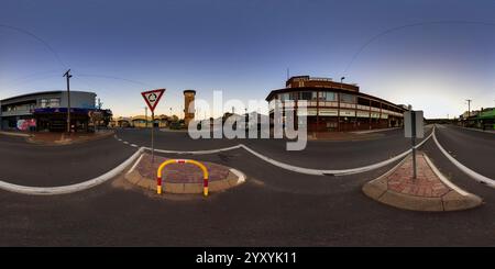 360 Grad Panorama Ansicht von 360°-Panorama des Interstate Trucks vorbei am Imperial Hotel und war Memorial Clock Tower Coonabarabran New South Wales Australien