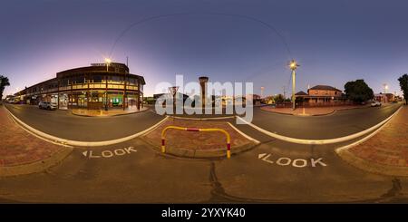 360 Grad Panorama Ansicht von 360°-Panorama des historischen Imperial Hotels und war Memorial Clocktower in Coonabarabran New South Wales Australien